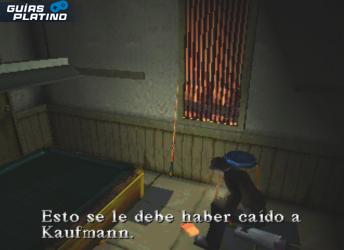 Pertenencias de Kaufmann en el suelo del bar